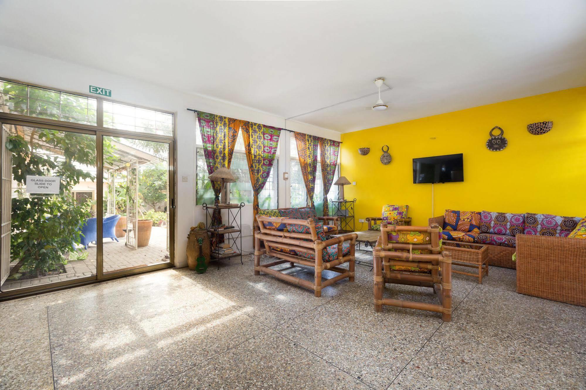 Agoo Hostel (Adults Only) Аккра Экстерьер фото